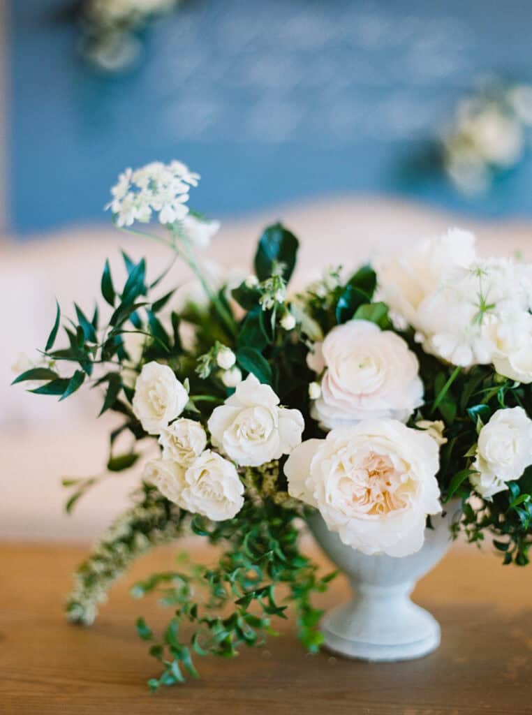 A stunning white table arrangement featuring elegant floral designs by Gavita Flora, creating a sophisticated atmosphere.